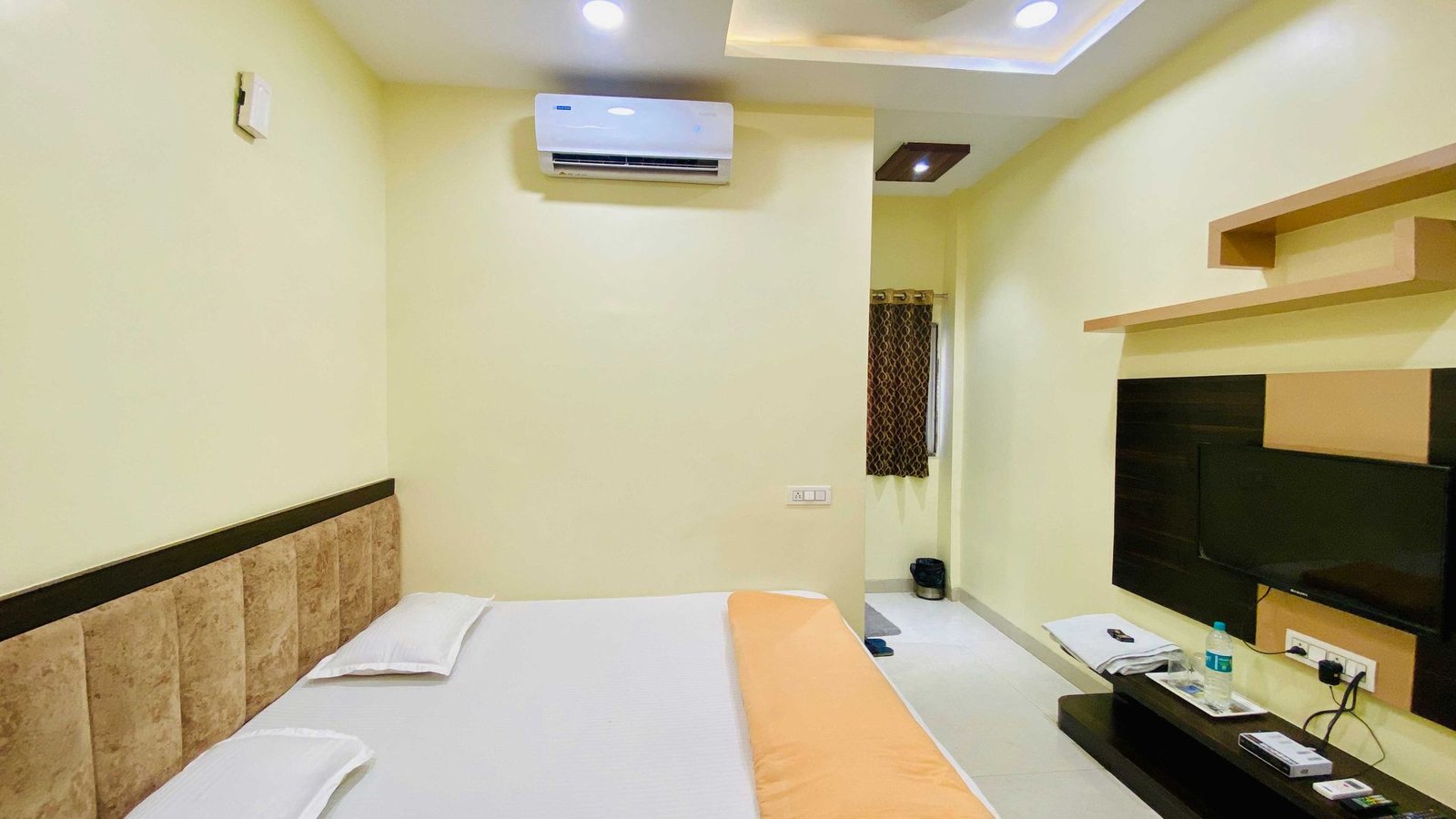 Deluxe Double Bed Room at Hotel Panchavati Palace, view 2