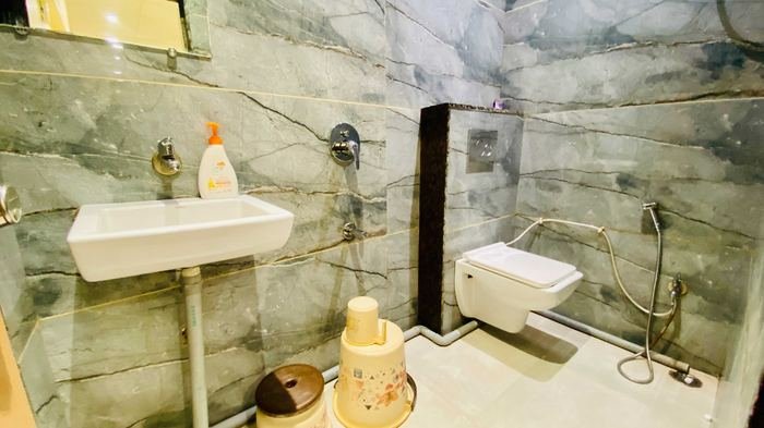 Six bed room private bathroom