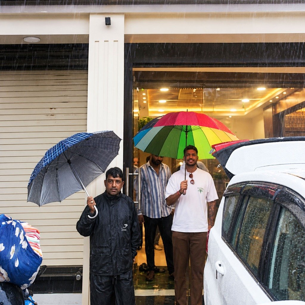 Indian cricketer Umesh Yadav welcomed at Hotel Panchavati Palace entrance